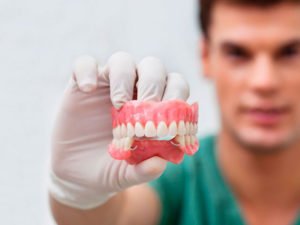 Diferencias-entre-un-implante-dental-y-una-prótesis-removible